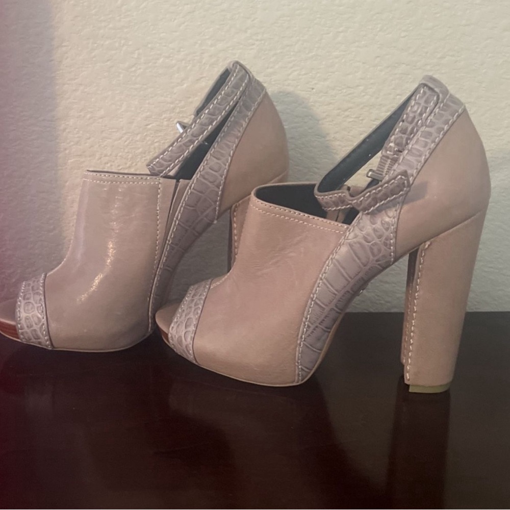 BCBG Max Azria Reagan All Leather Peep Toe Block Heels 8/38 - Picture 4 of 11